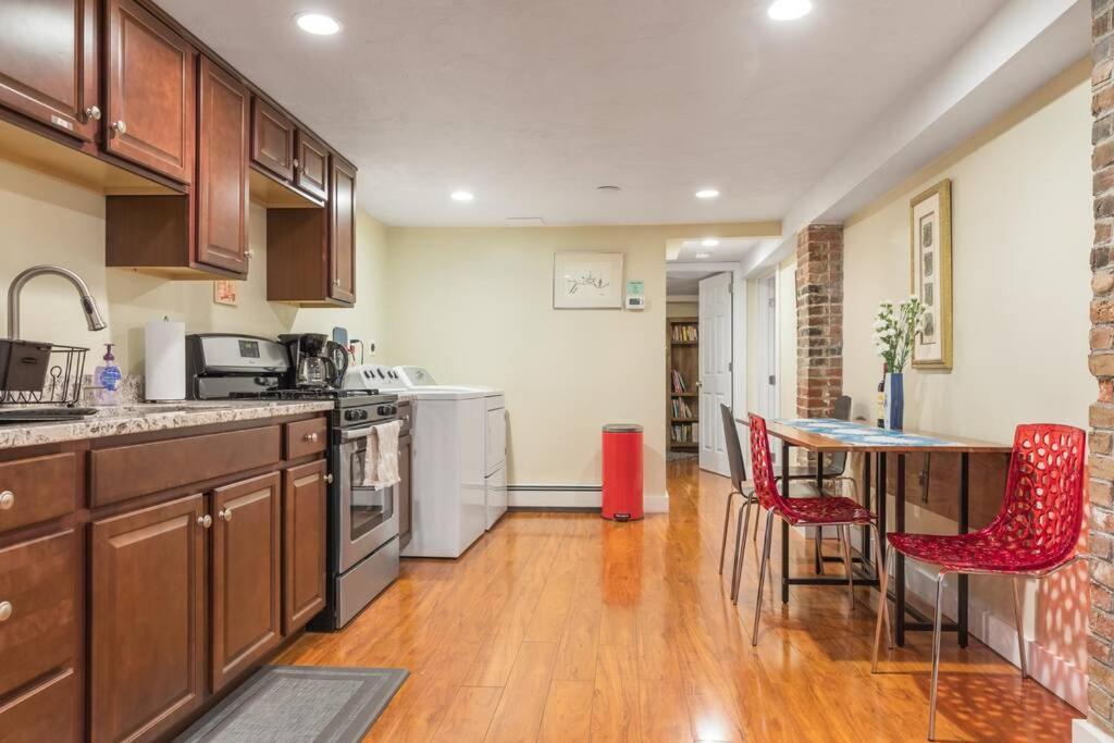 Apartamento Parking - Private Entrance - King Beds Boston Exterior foto